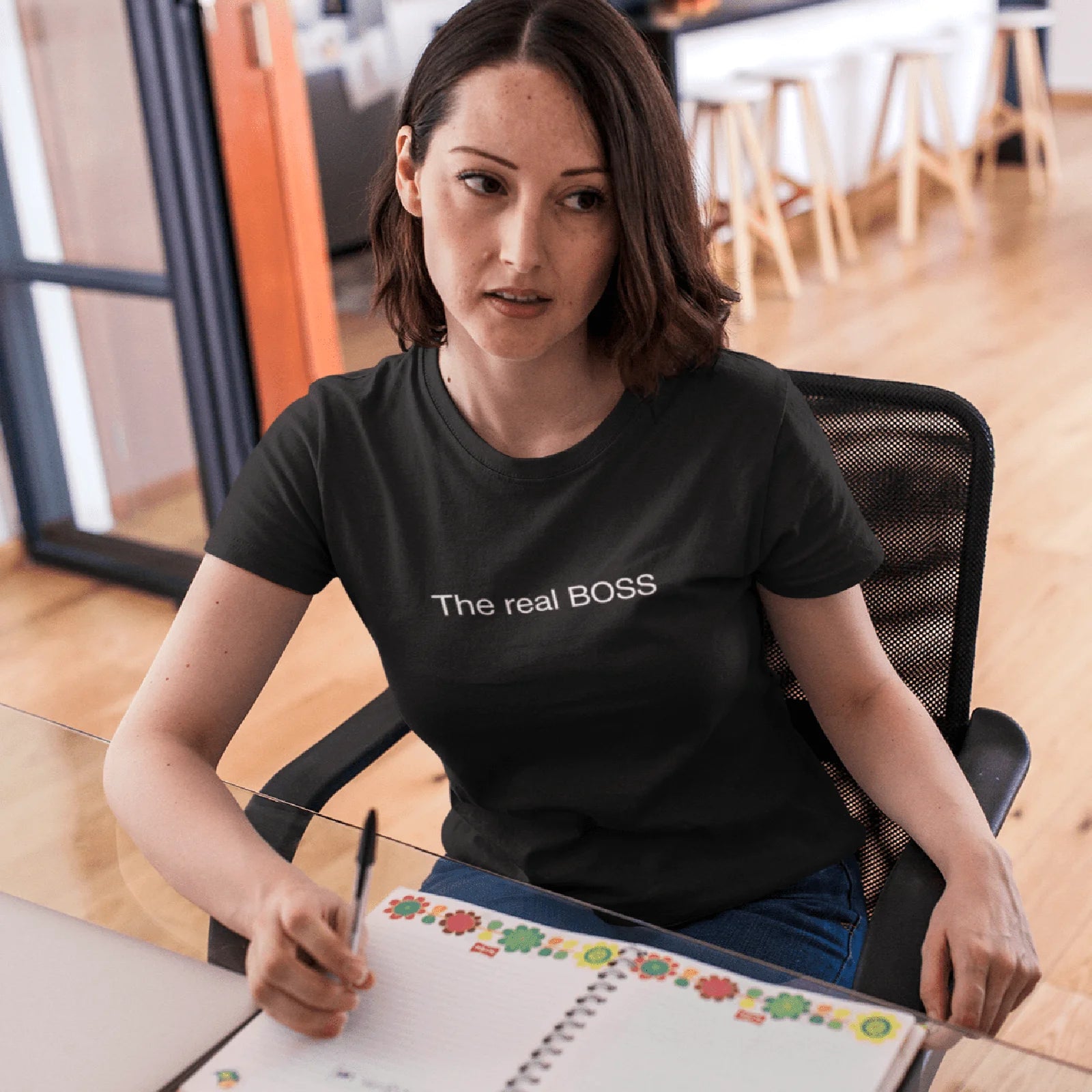 Holka v černém tričku s nápisem The real BOSS