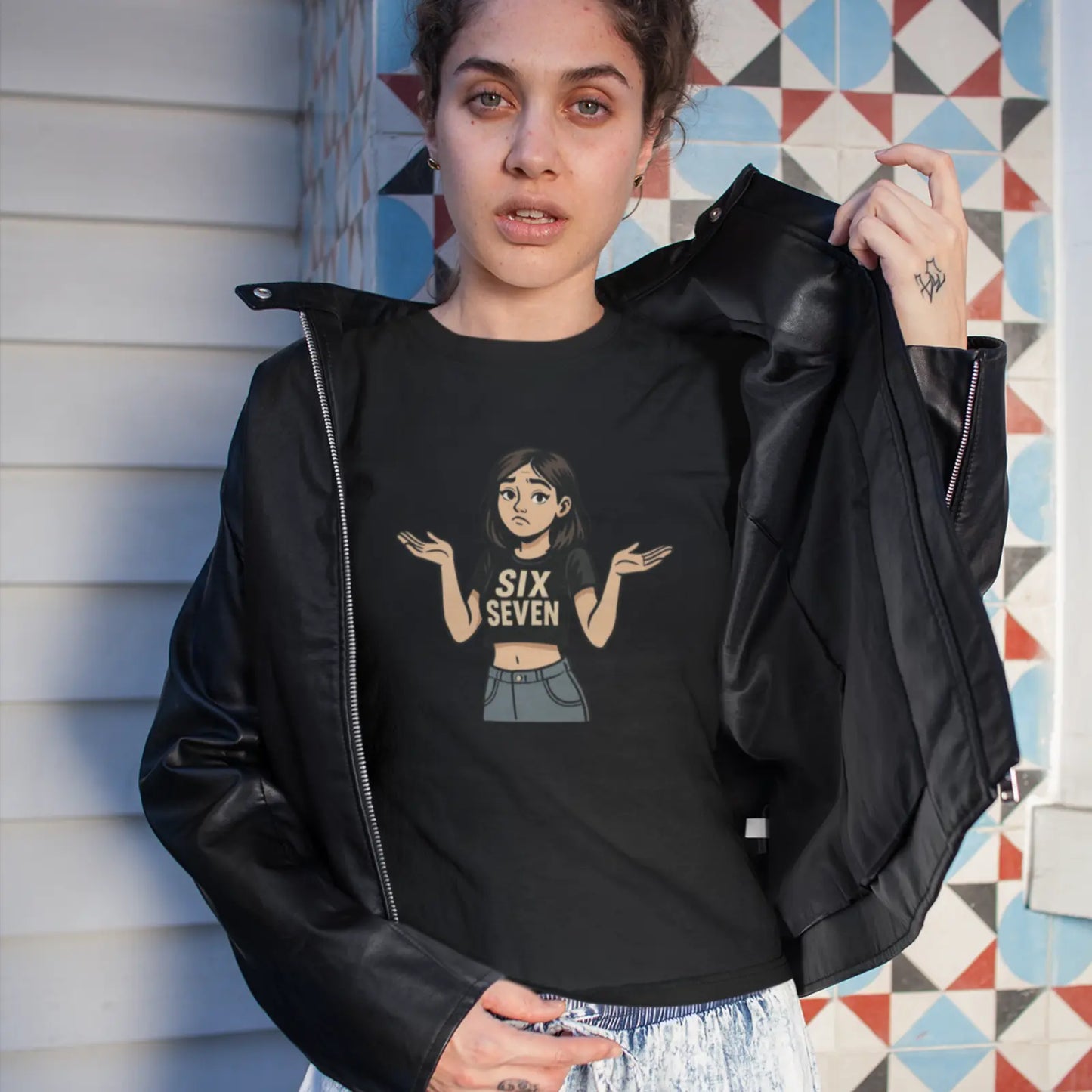 Holka v černém trički s obrázkem holky a nápisem six seven