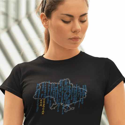 Holka v černém tričku s obrázkem kód svoboda, Ukrajina