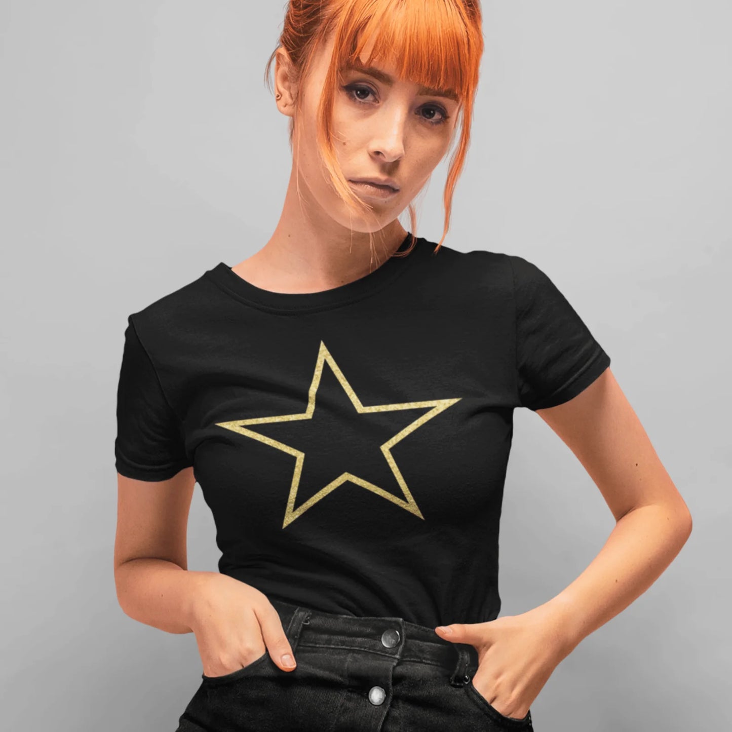 Holka v černém tričku s velkou zlatou hvězdou