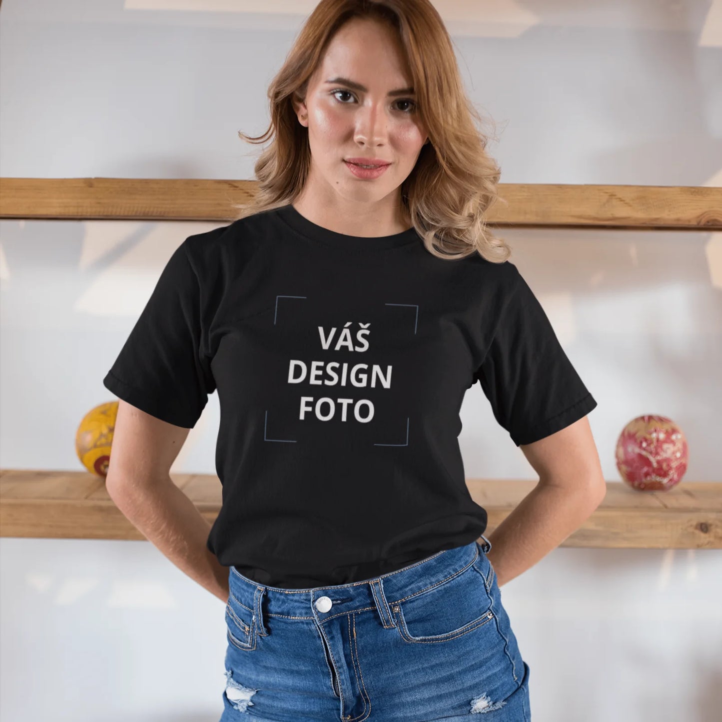 Holka v černém tričku s vlastním potiskem