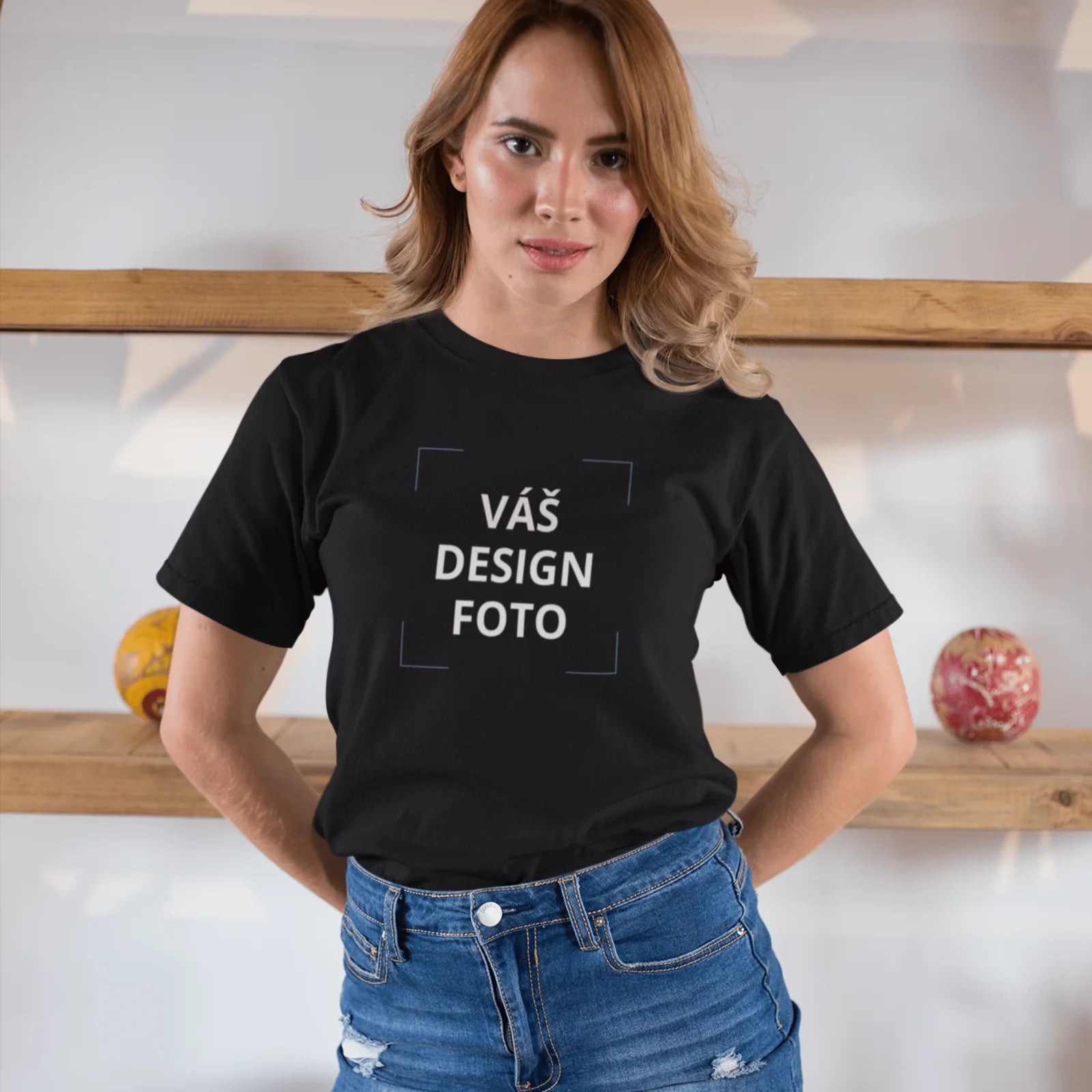 Holka v černém tričku s vlastním potiskem