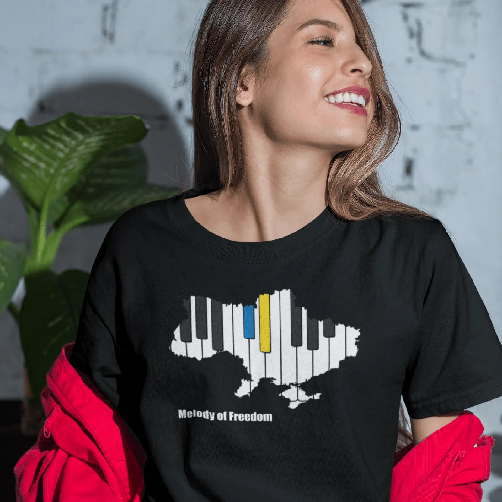Holka v černém tričku s obrázkem Ukrajiny a nápisem Melodie svobody, Melody of Freedom