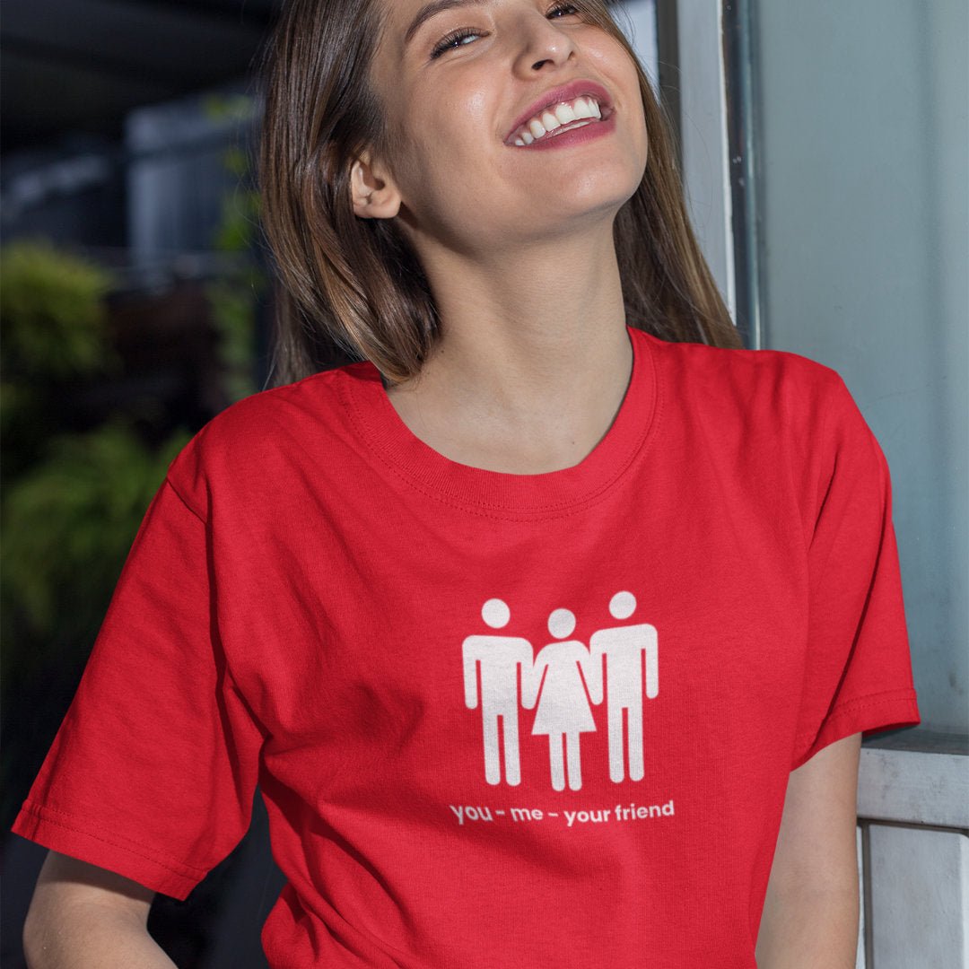 Holka v červeném tričku pro holky s obrázkem lidí a nápisem You - me - Your friend