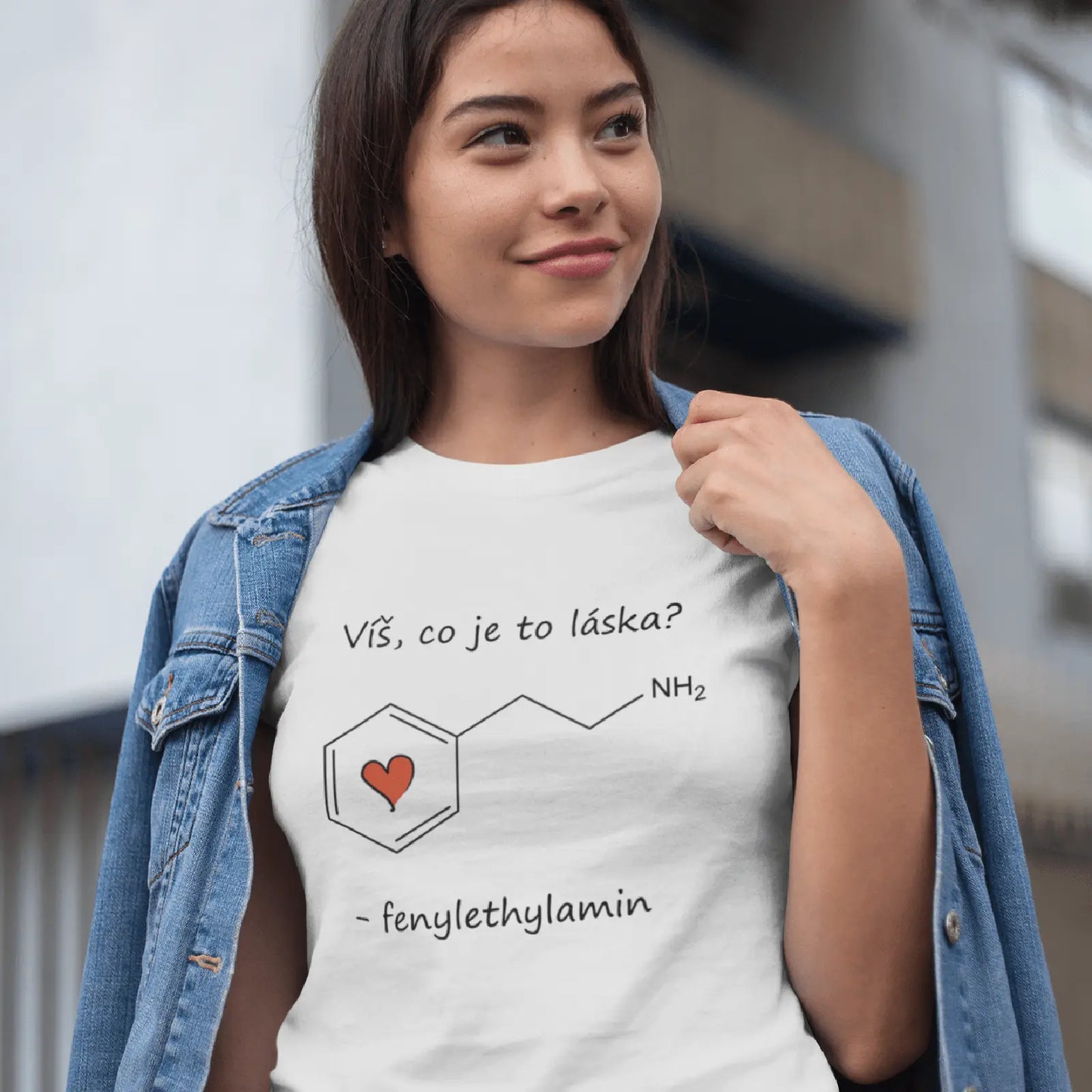 Holka v bílém tričku s chemickým vzorcem a nápisem Víš co je to láska, fenylethylamin