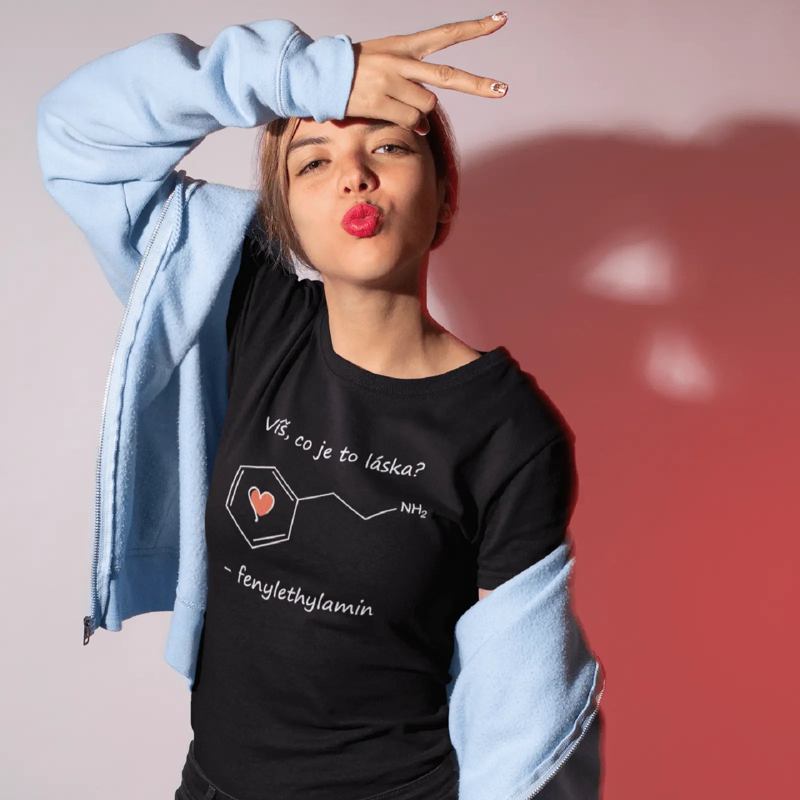 Holka v černém tričku s chemickým vzorcem a nápisem Víš co je to láska, fenylethylamin