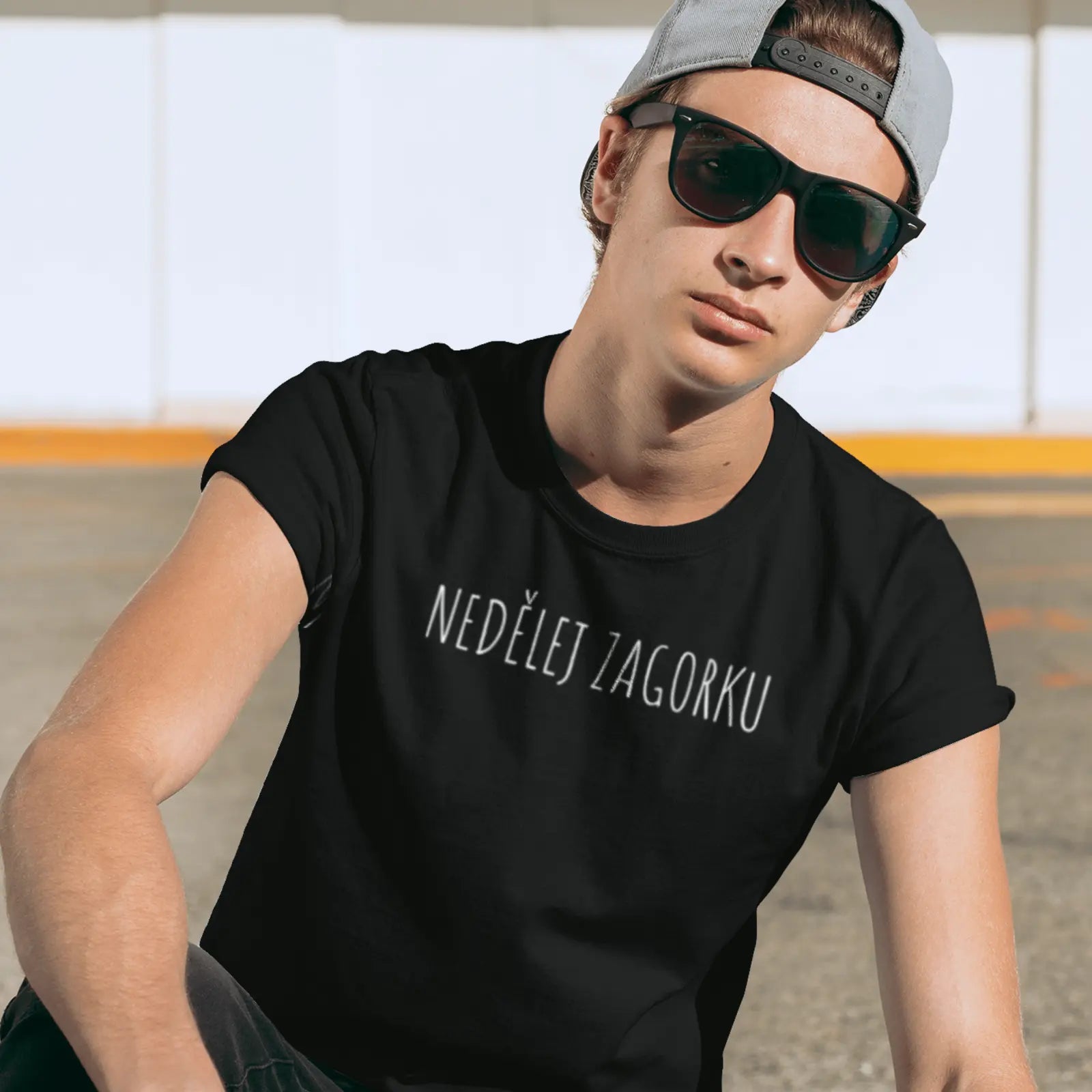 Kluk v černém tričku s nápisem nedělej zagorku