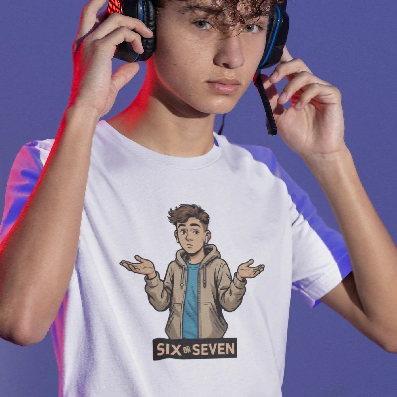 Kluk v bílém tričku s obrázkem kluka se sluchátky v uších a nápisem six or seven