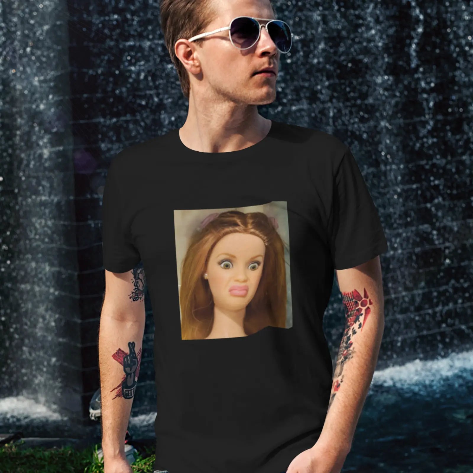 Mladý muž v černém tričku s fotkou funny doll