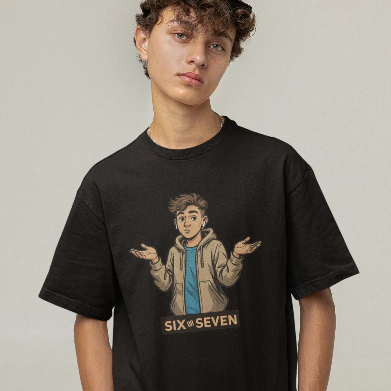Kluk v černém tričku s obrázkem kluka se sluchátky v uších a nápisem six or seven