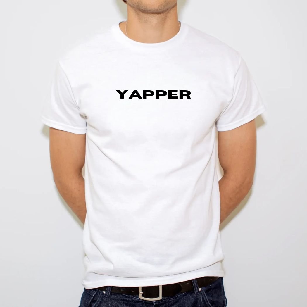Kluk v bílém tričku s nápisem YAPPER,  tričko pro upovídané