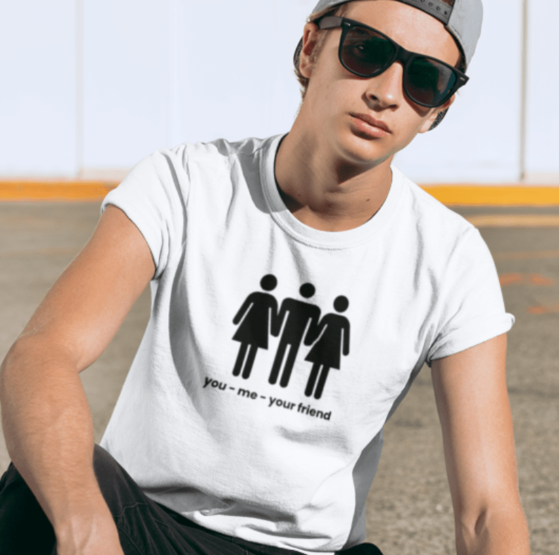 Kluk v bílém tričku s nápisem You - me - your friend pro kluky