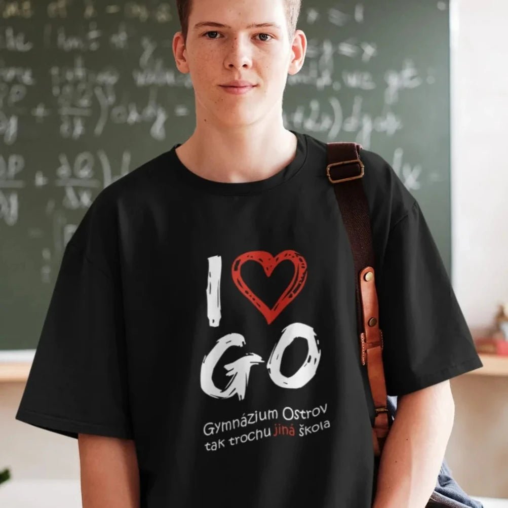 Kluk v pánském černém tričku pro fanoušky ostrovského gymnázia s nápisem I love GO