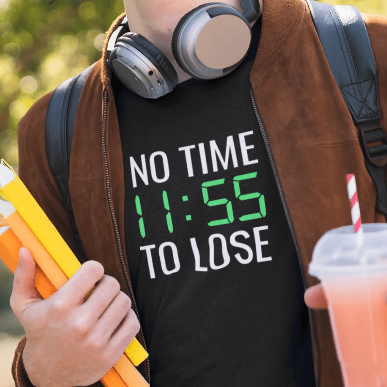 Kluk v černém tričku pro uspěchané s nápisem No time to lose (Není čas ztrácet čas) a obrázkem zelených digitálních hodin