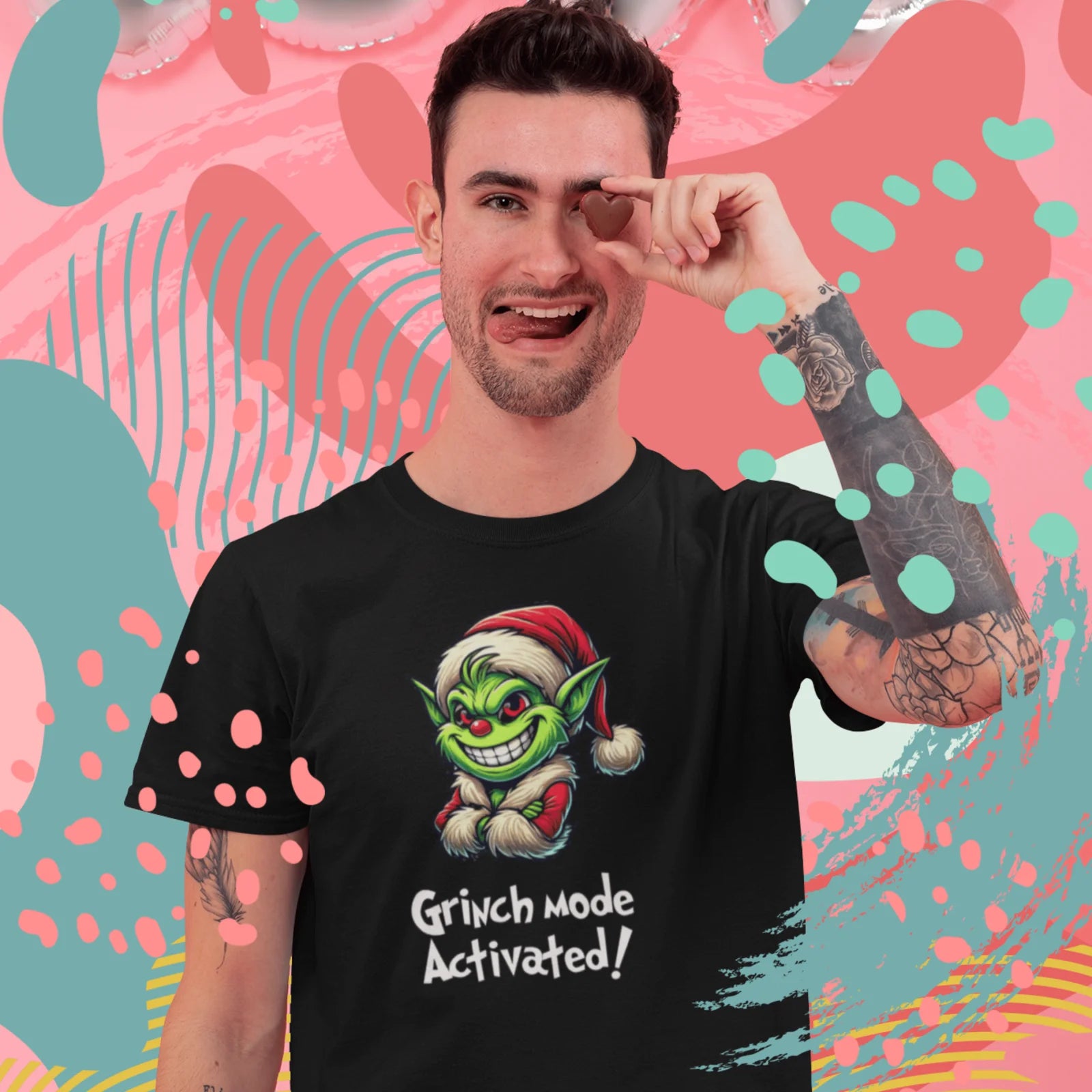 Kluk v černém tričku s Grinchem a nápisem Grinch mode activated!