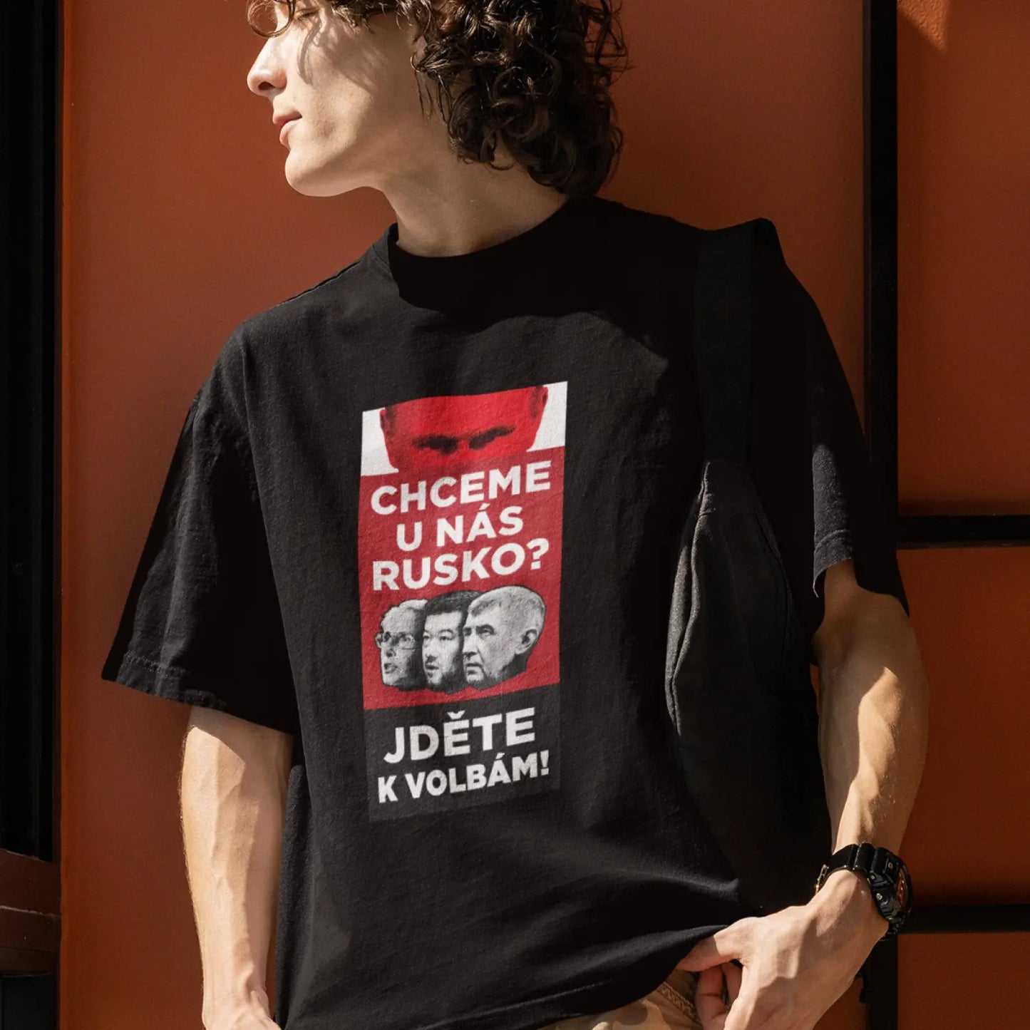 Kluk v černém tričku s potiskem Chcete u nás Rusko ? Jděte k volbám!