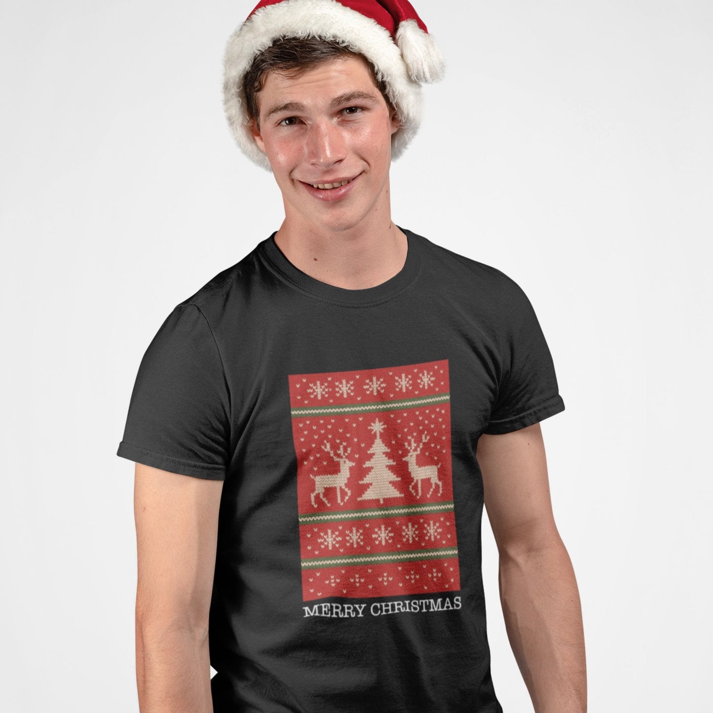 Kluk v černém tričku s vánočním potiskem a nápisem Merry Christmas