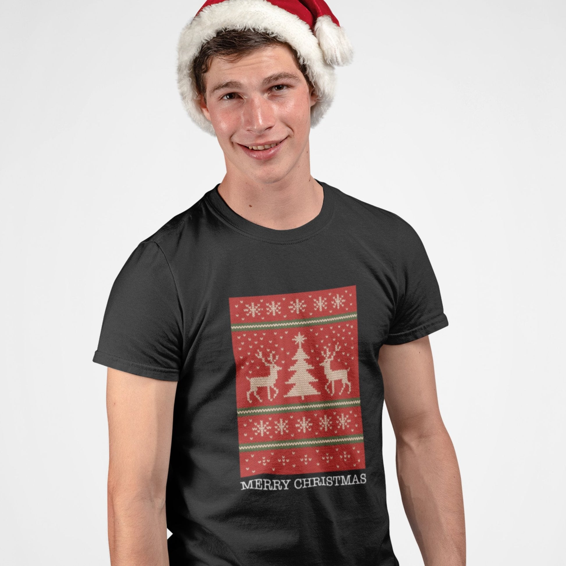 Kluk v černém tričku s vánočním potiskem a nápisem Merry Christmas