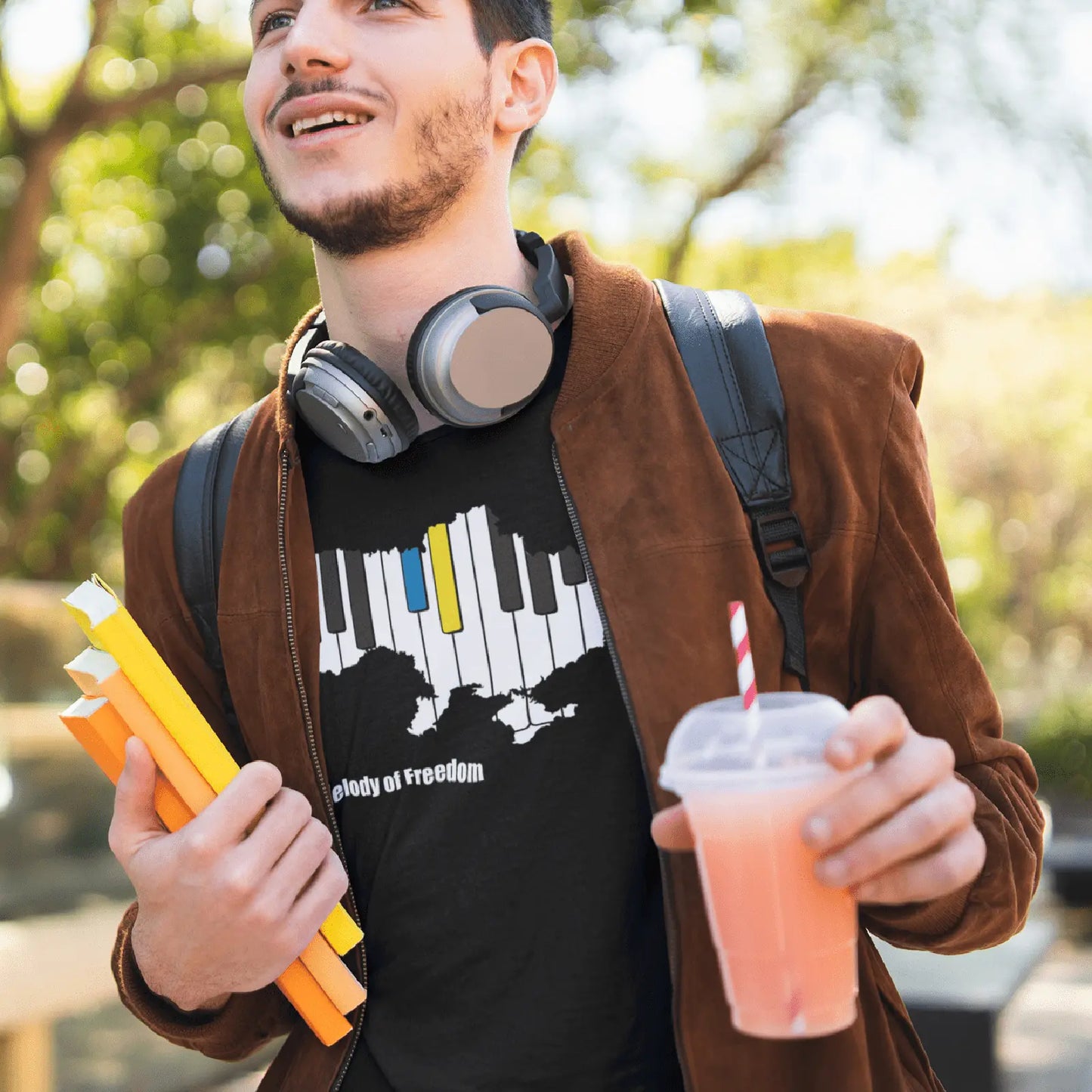 Kluk v černém tričku s obrázkem Ukrajiny a nápisem Melodie svobody, Melody of Freedom