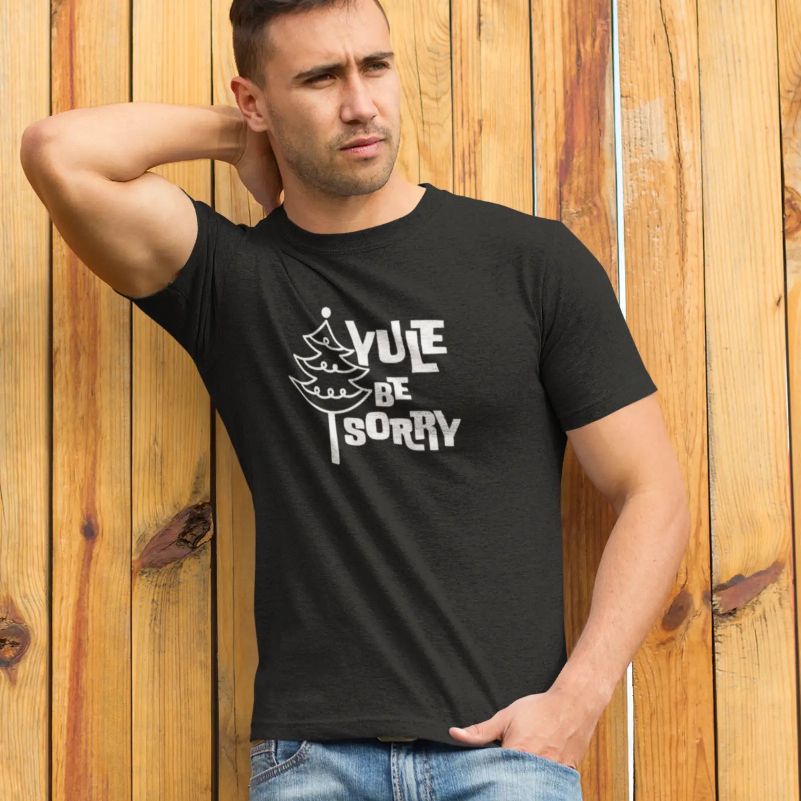 Muž v černém tričko se slovní hláškou Yule be sorry