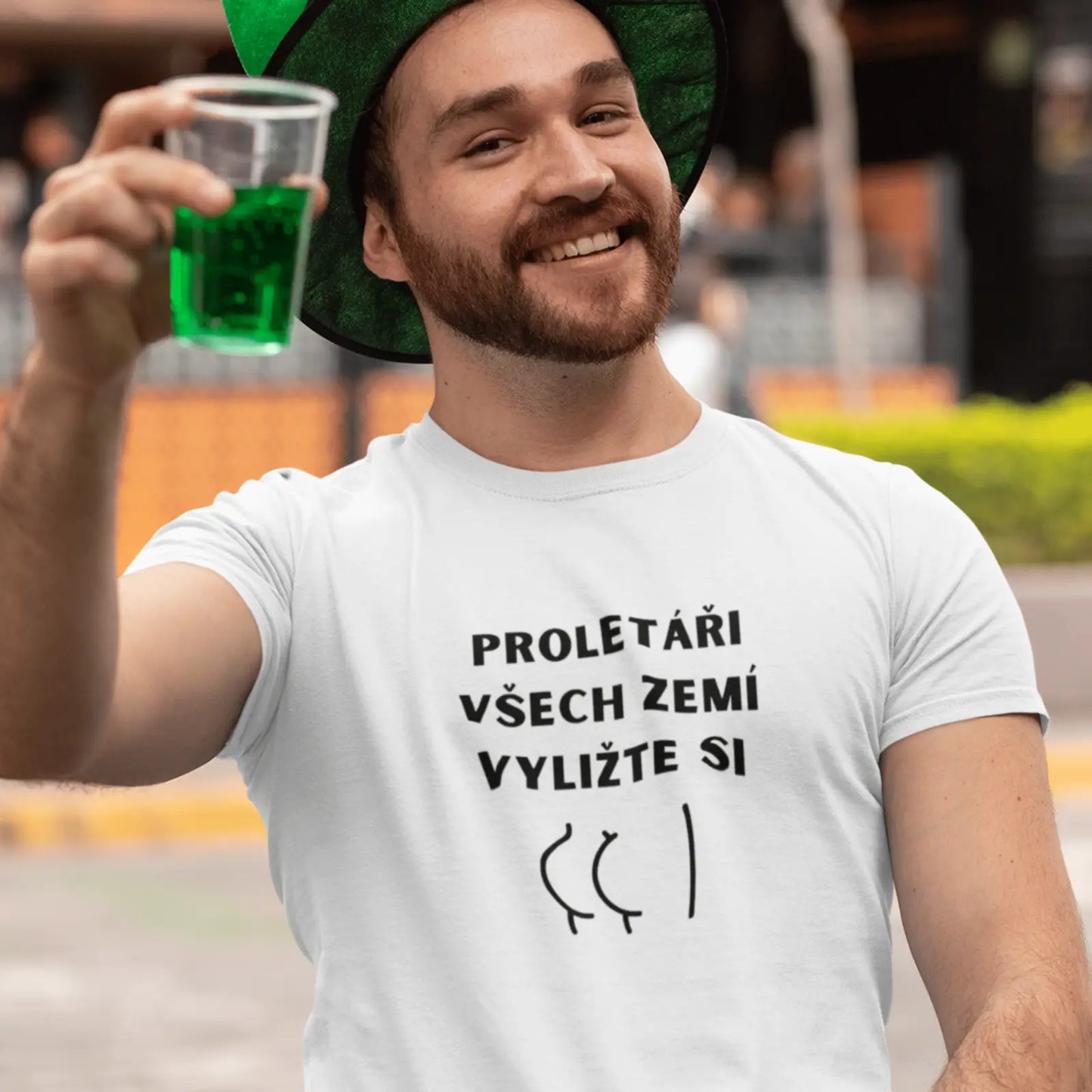 Muž v bílém tričku s Hláškou - Proletáři všech zemí - Pelíšky