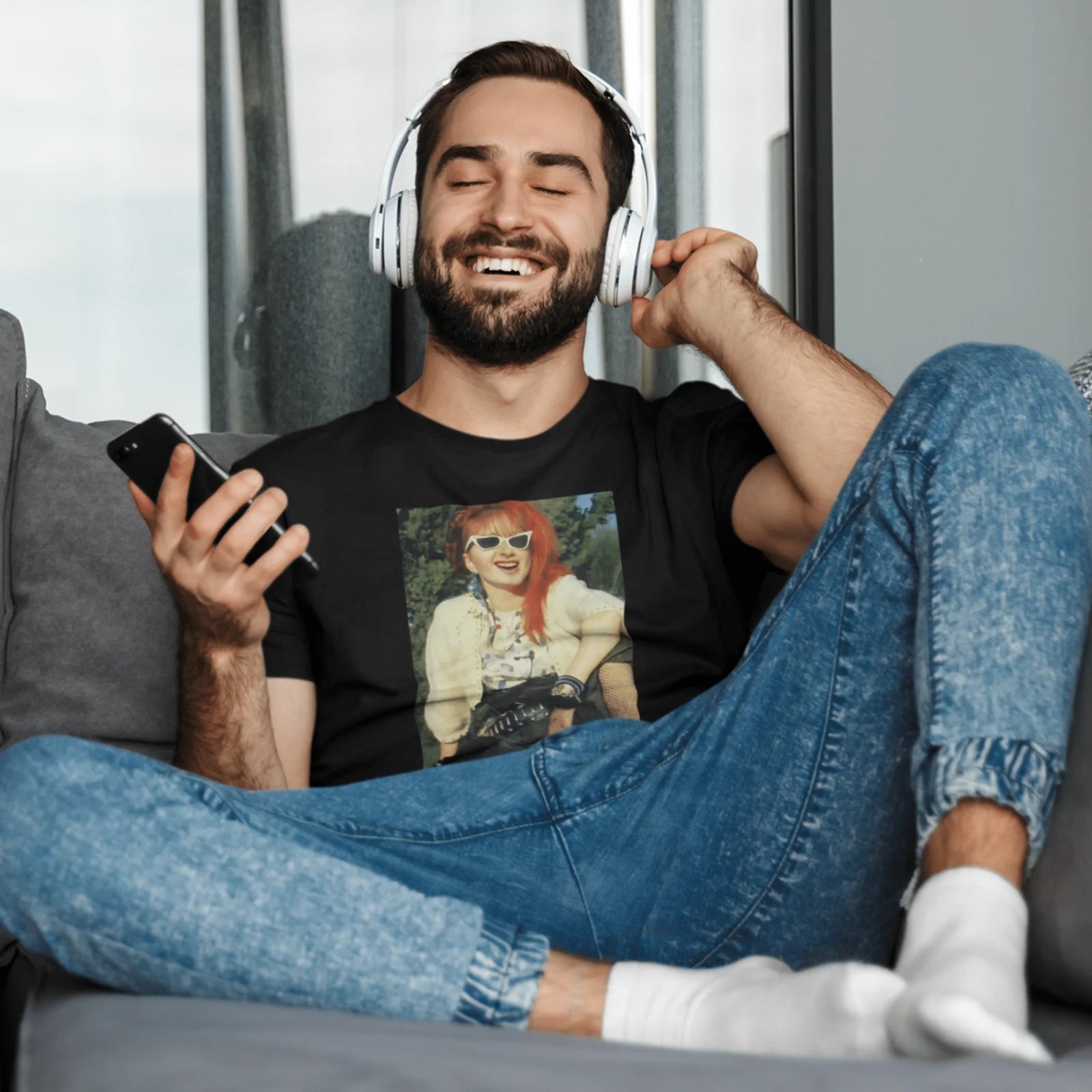 Kluk v černém tričku s retro fotkou Cyndi Lauper