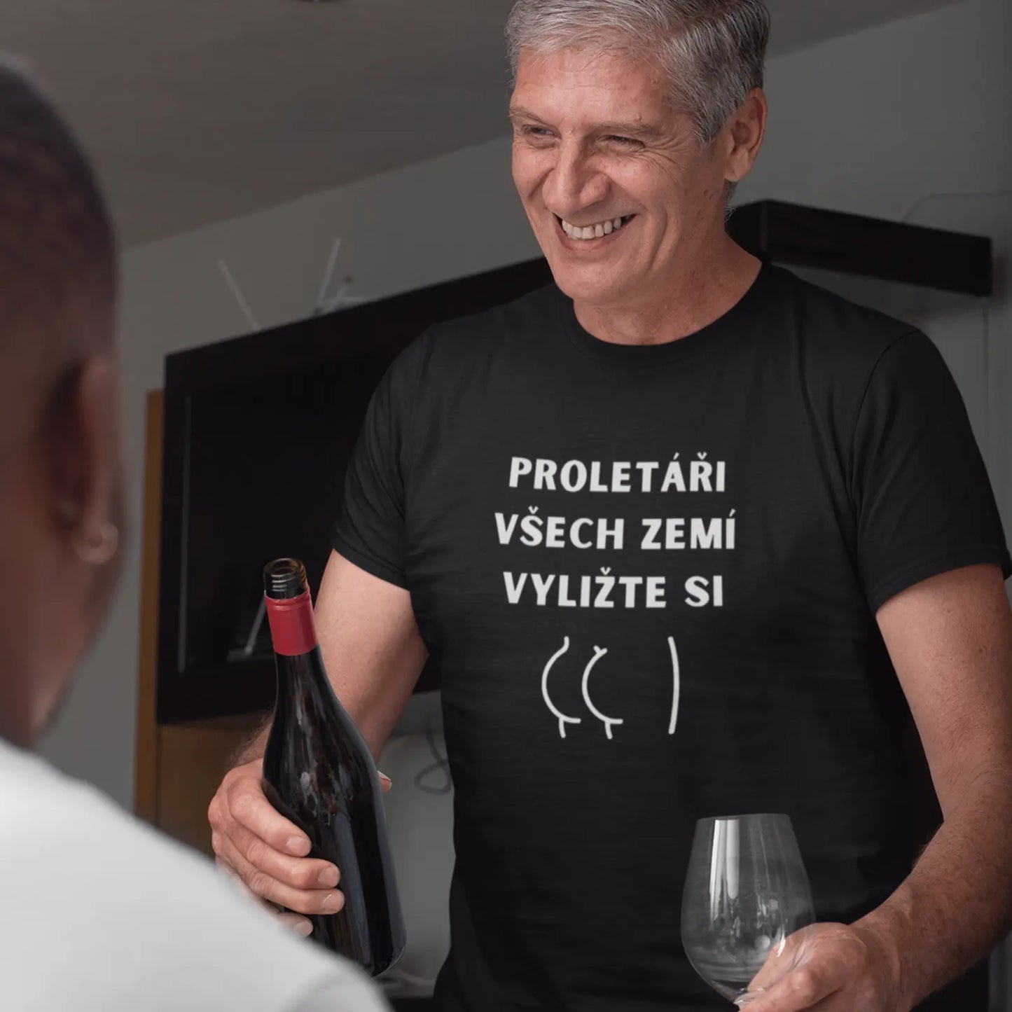 Muž v černém tričku s Hláškou - Proletáři všech zemí - Pelíšky