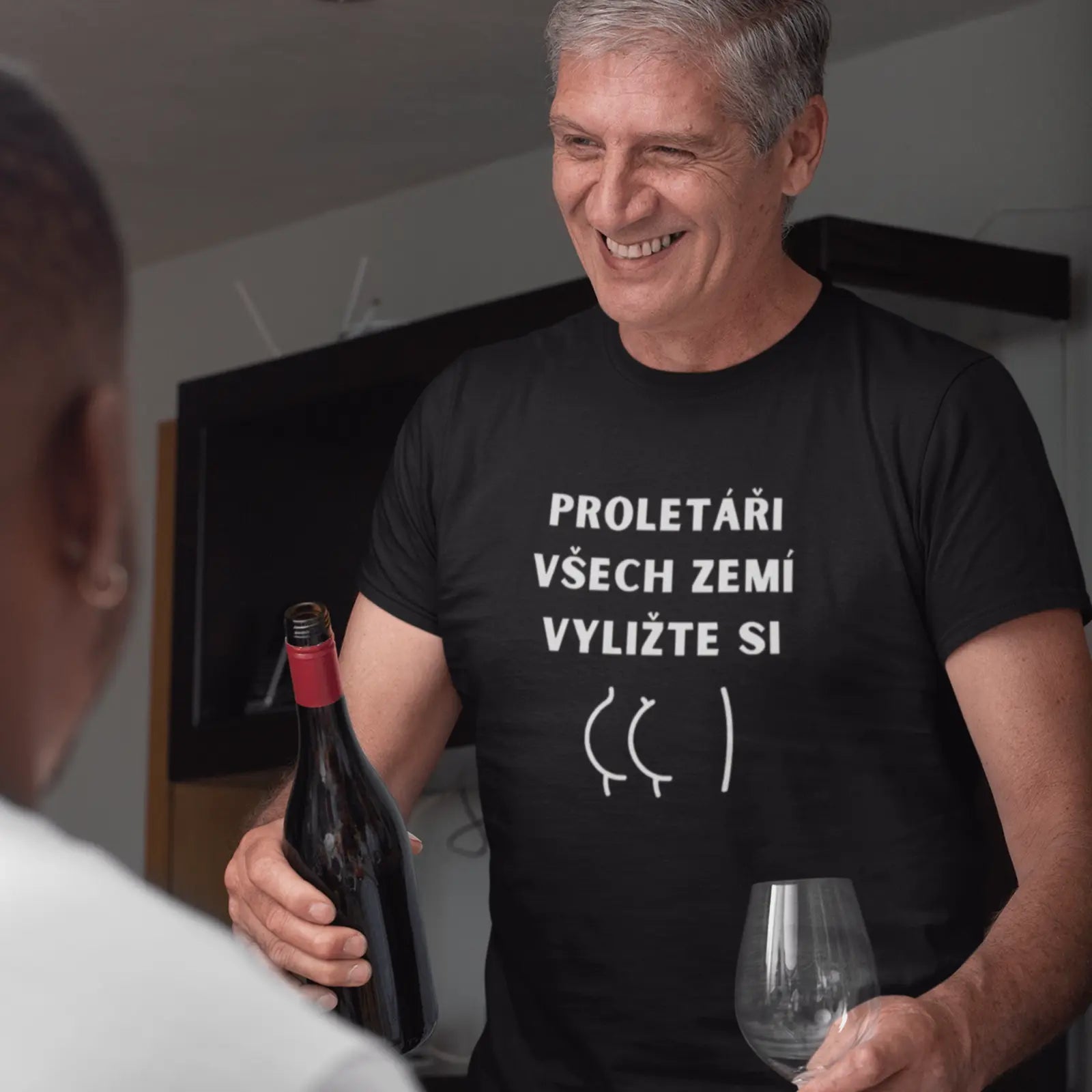 Muž v černém tričku s Hláškou - Proletáři všech zemí - Pelíšky