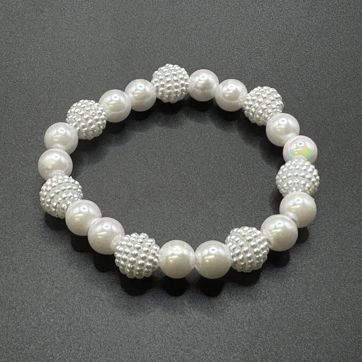 Náramek z bílých skleněných korálků