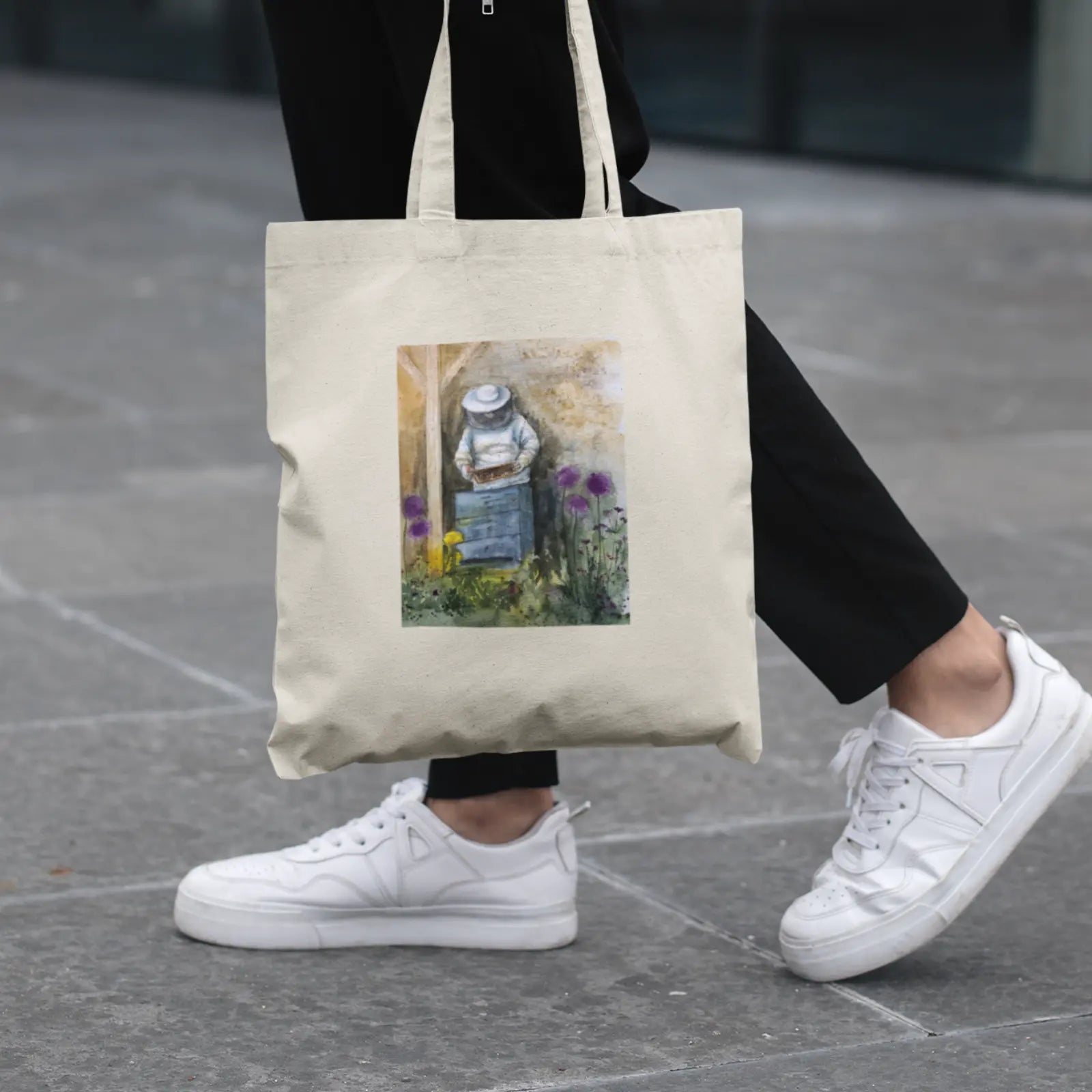 Béžová taška s obrázkem včelaře reprodukce akvarelu od Tereza Mušková Olivová