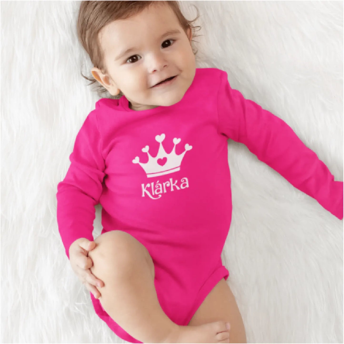 Dítě v růžovém body pro novorozence s korunkou a vlastním jménem