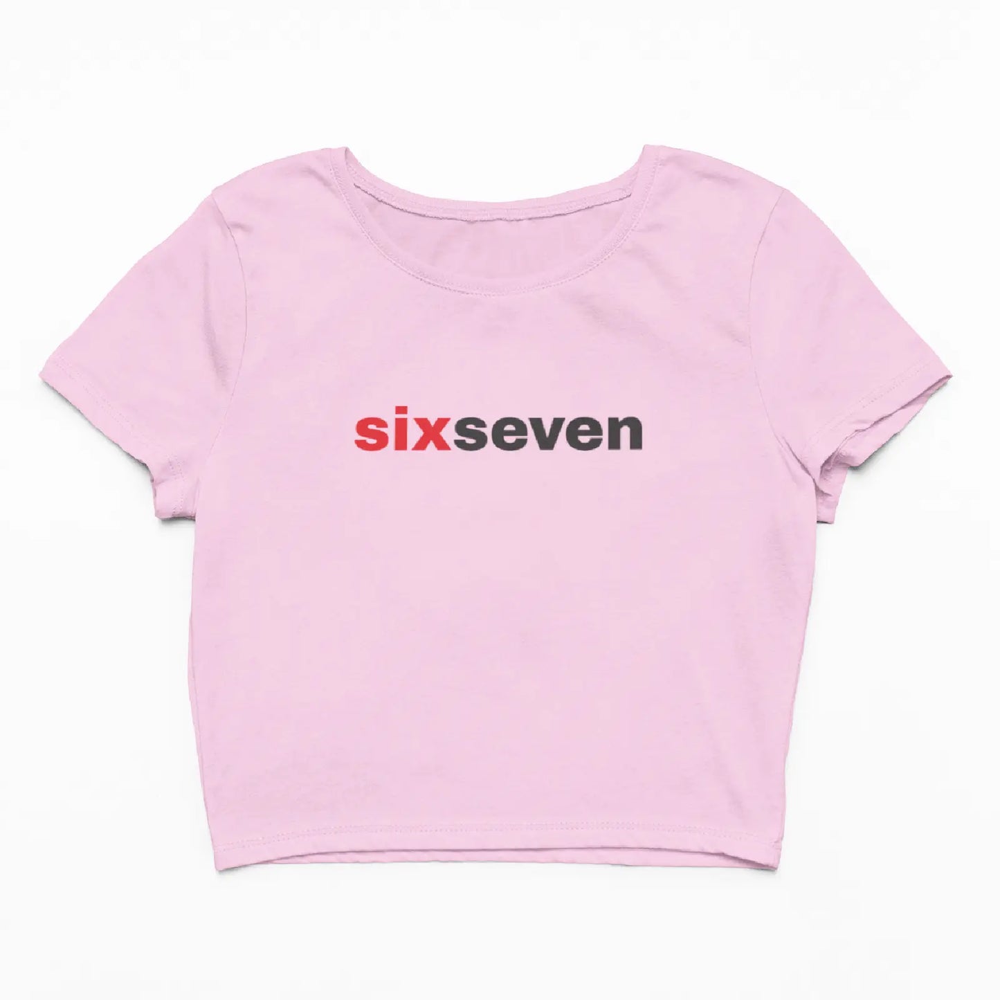 Růžový crop top s nápisem SIX SEVEN