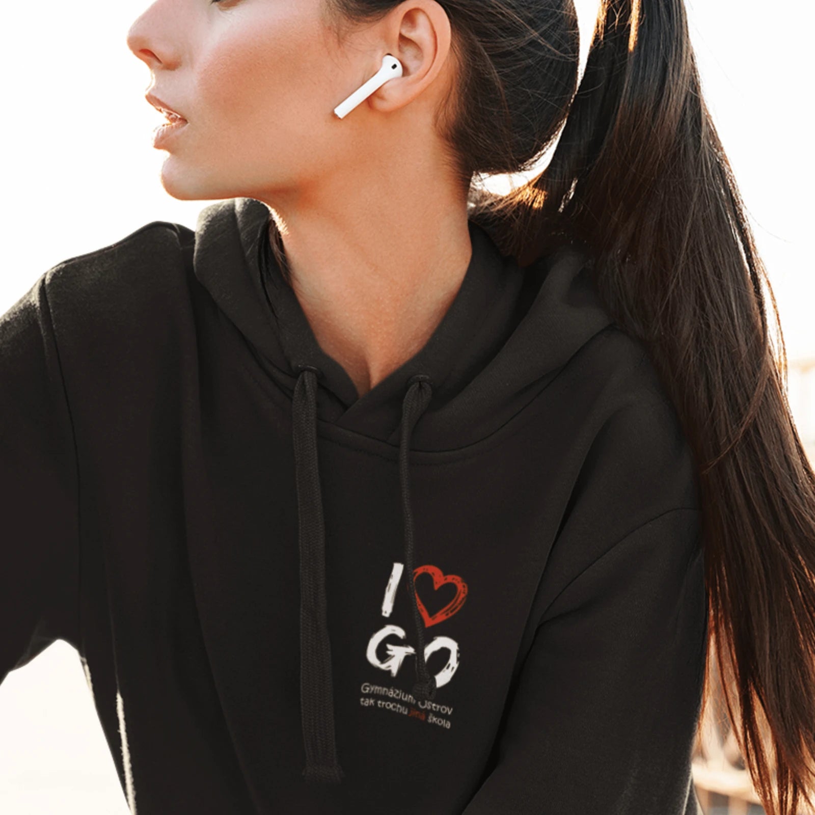 Holka ve školní černé mikina pro studenty gymnázia Ostrov - I❤️GO