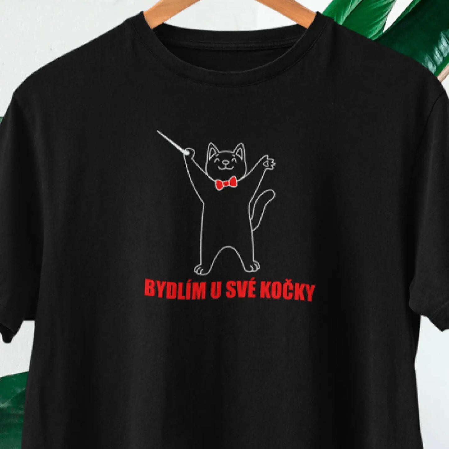 Tričko S Nápisem Bydlím U Své Kočky Černé