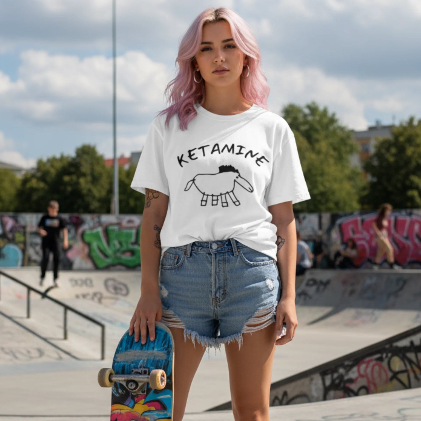 Holka v bílém tričku ve skateparku s obrázkem koně a nápisem Ketamine