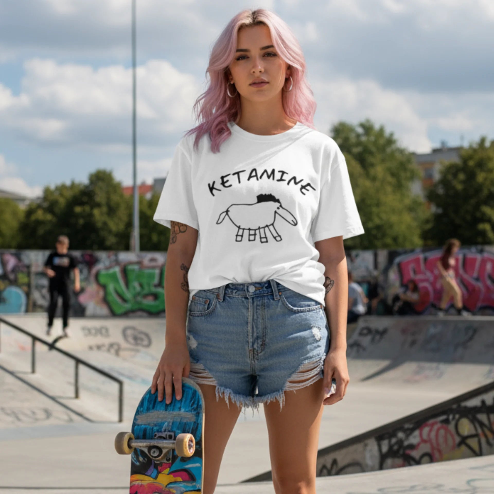 Holka v bílém tričku ve skateparku s obrázkem koně a nápisem Ketamine