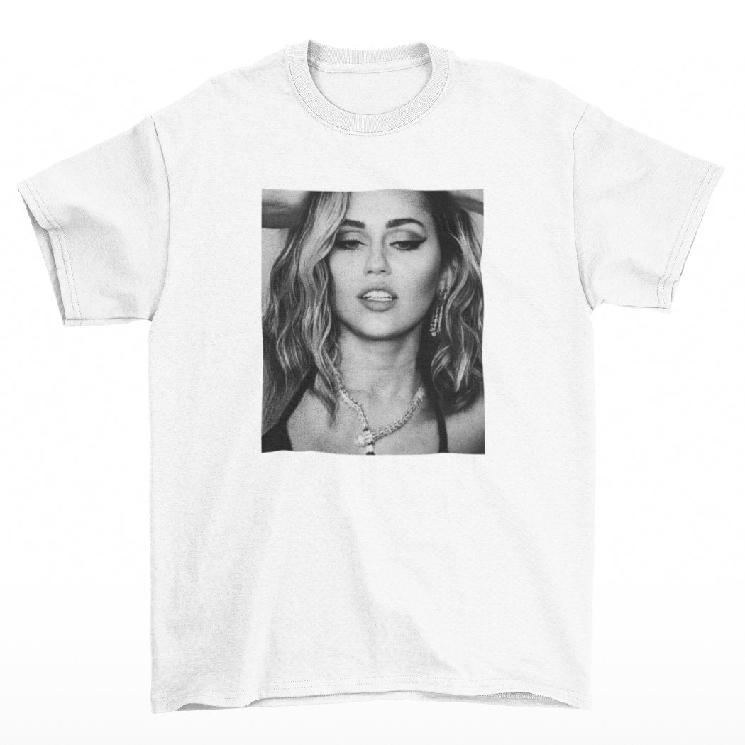 Bílé tričko s černobílou fotkou Miley Cyrus s náhrdelníkem