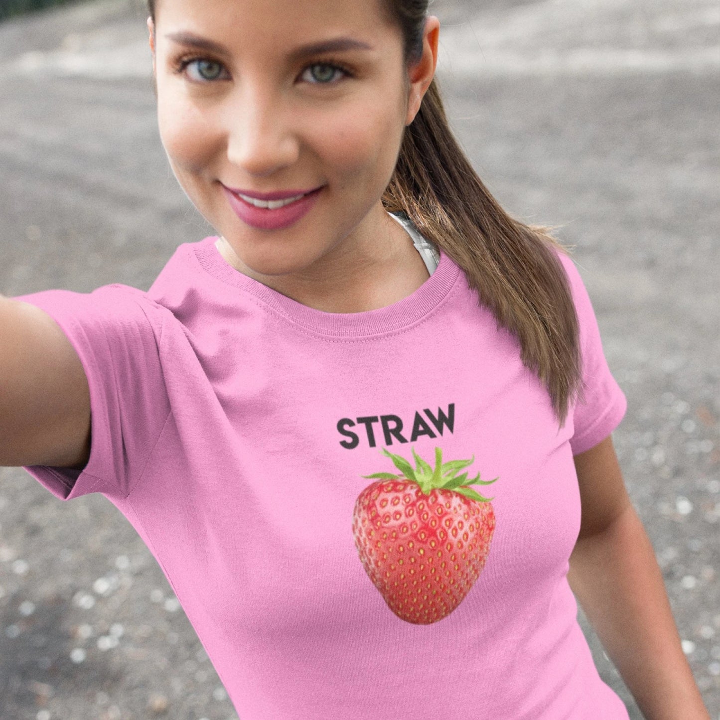 holka v růžovém tričku s jahodou - STRAW