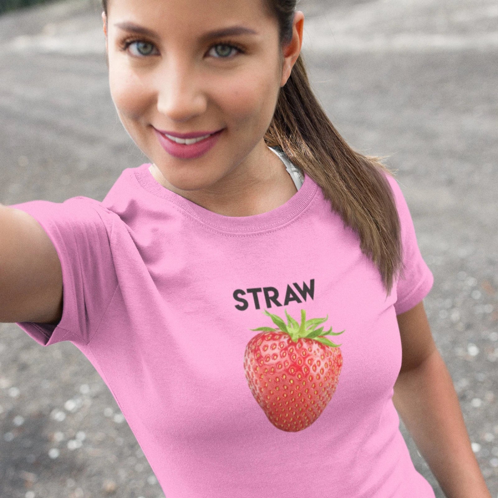 holka v růžovém tričku s jahodou - STRAW