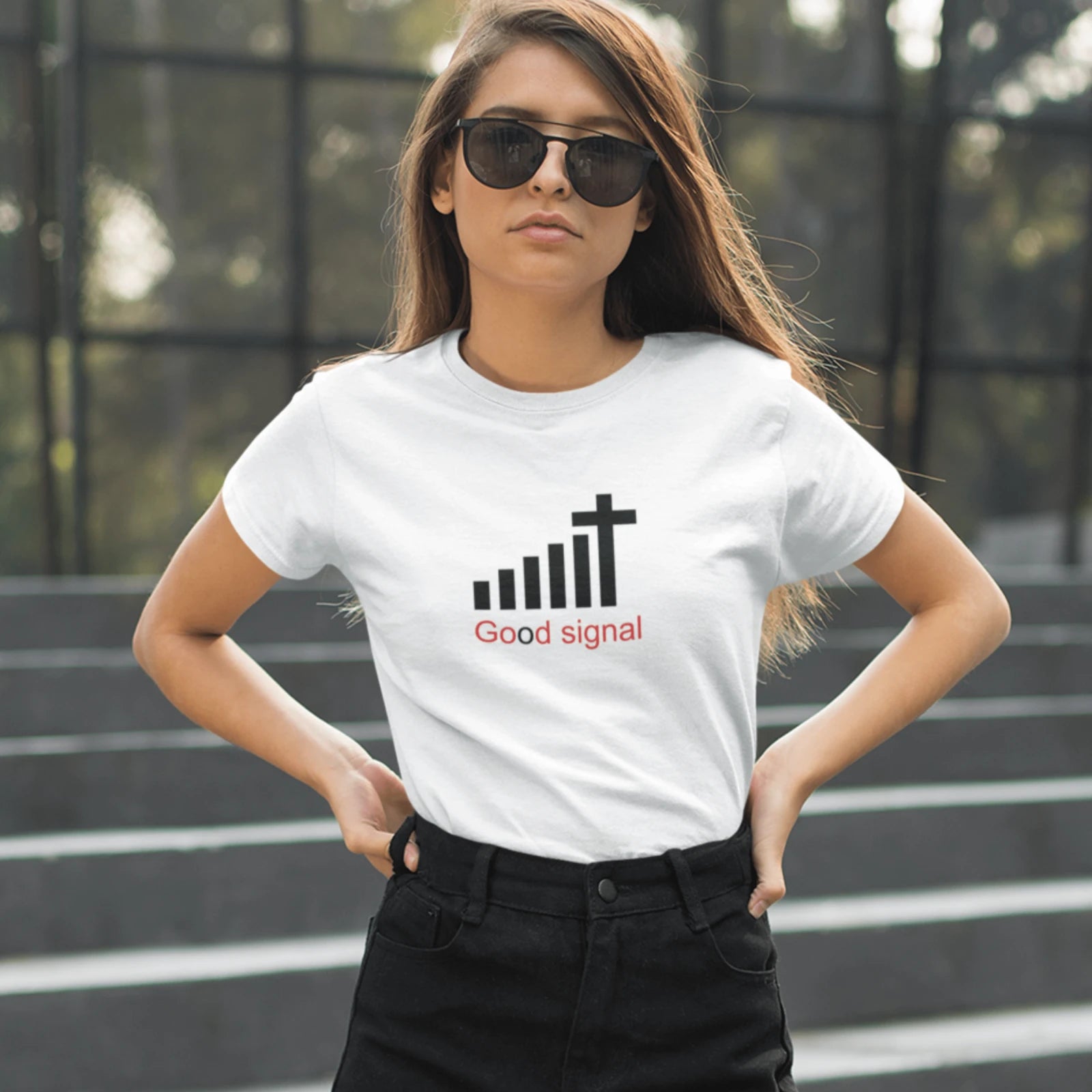 Holka v bílém tričku s nápisem Dobrý a Boží signál vždy na max