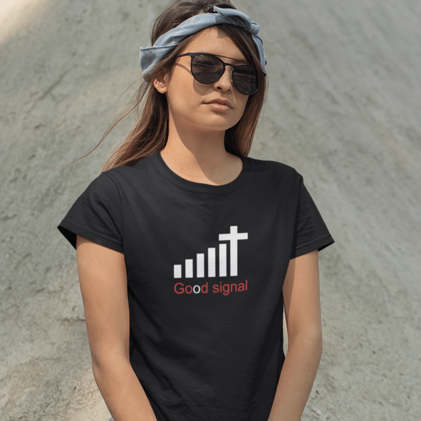 Holka v černém tričku s nápisem Dobrý a Boží signál vždy na max