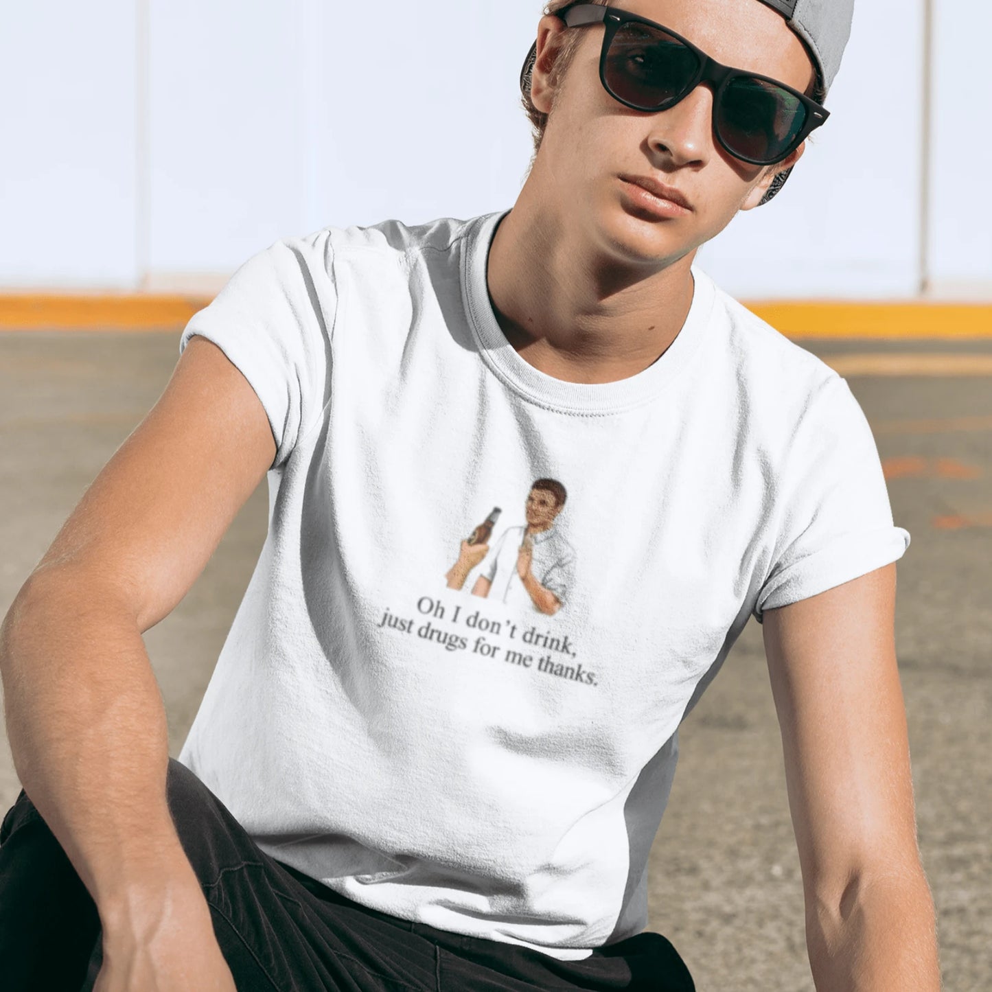 Kluk v bílém tričku s nápisem Drink? Ne, jedu jinou ligu