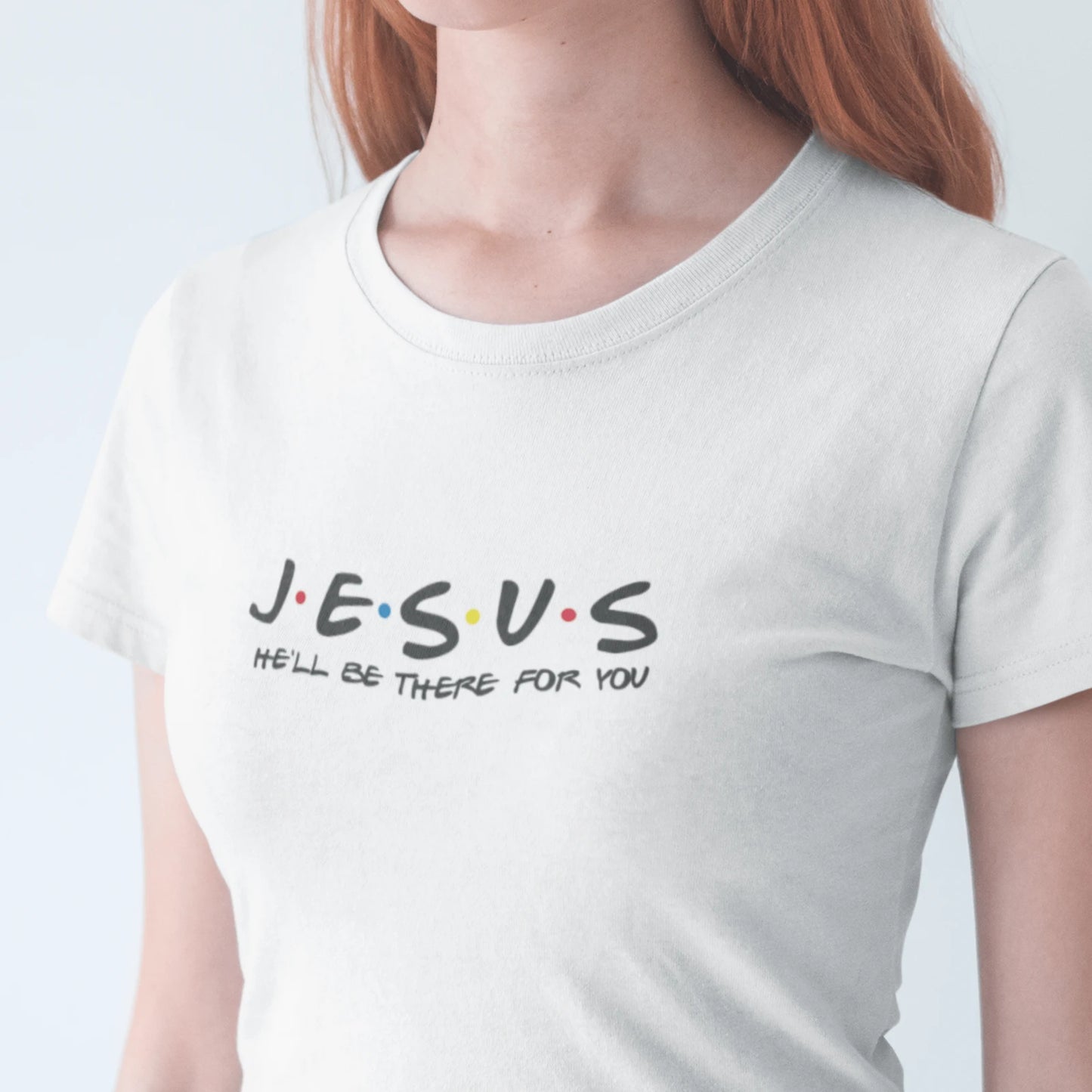 Holka v bílém tričku s nápisem "Jesus tu bude pro tebe" – víra ve stylu Přátel