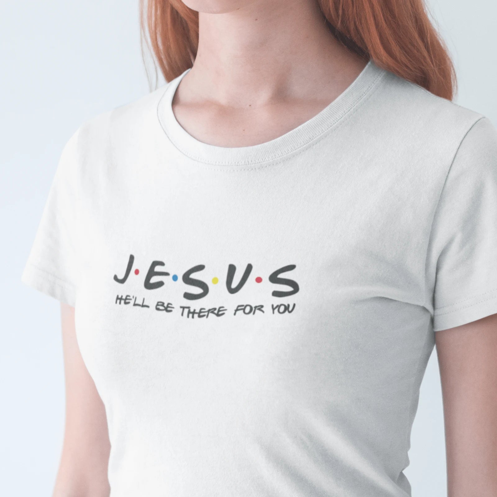 Holka v bílém tričku s nápisem "Jesus tu bude pro tebe" – víra ve stylu Přátel