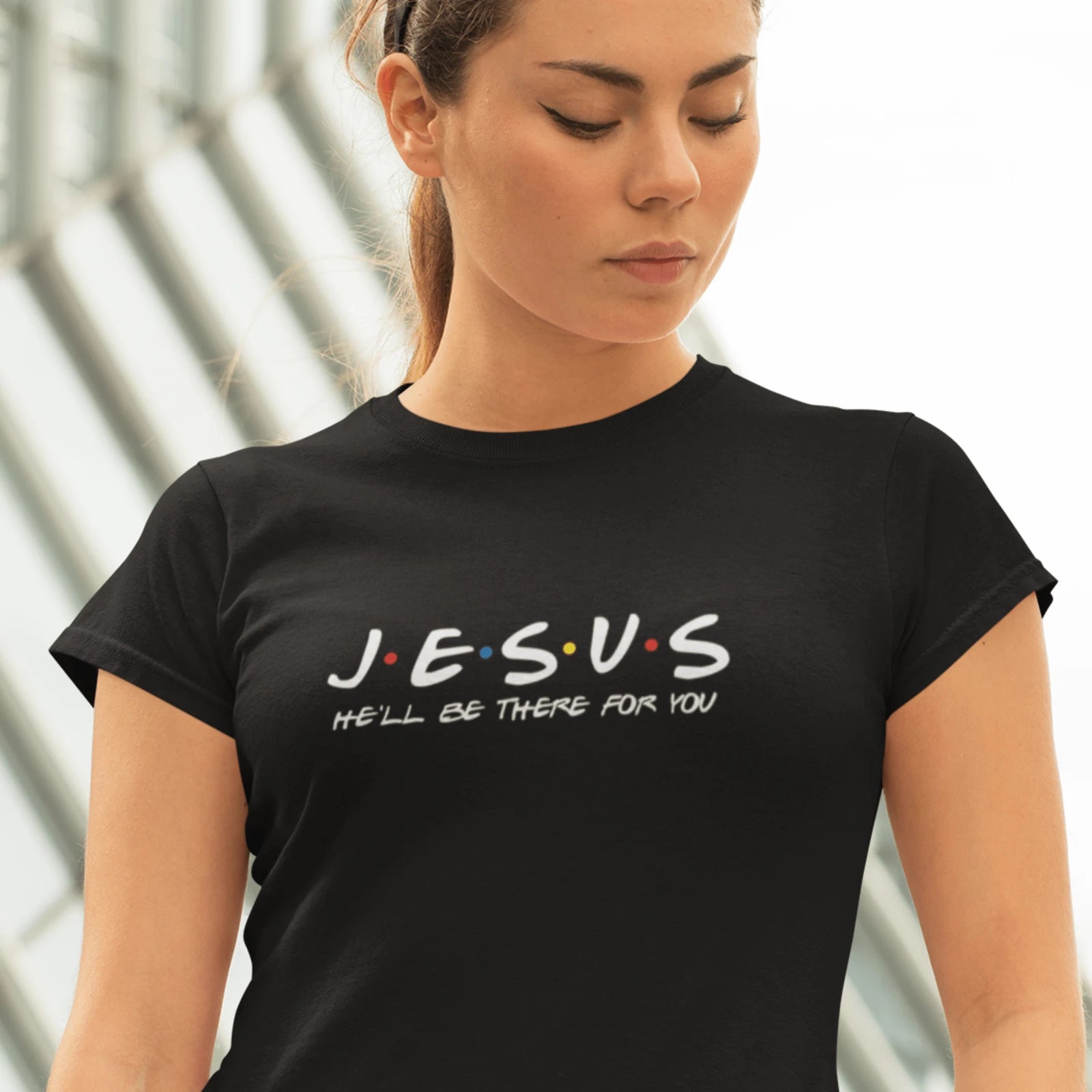 Holka v černém tričku s nápisem "Jesus tu bude pro tebe" – víra ve stylu Přátel