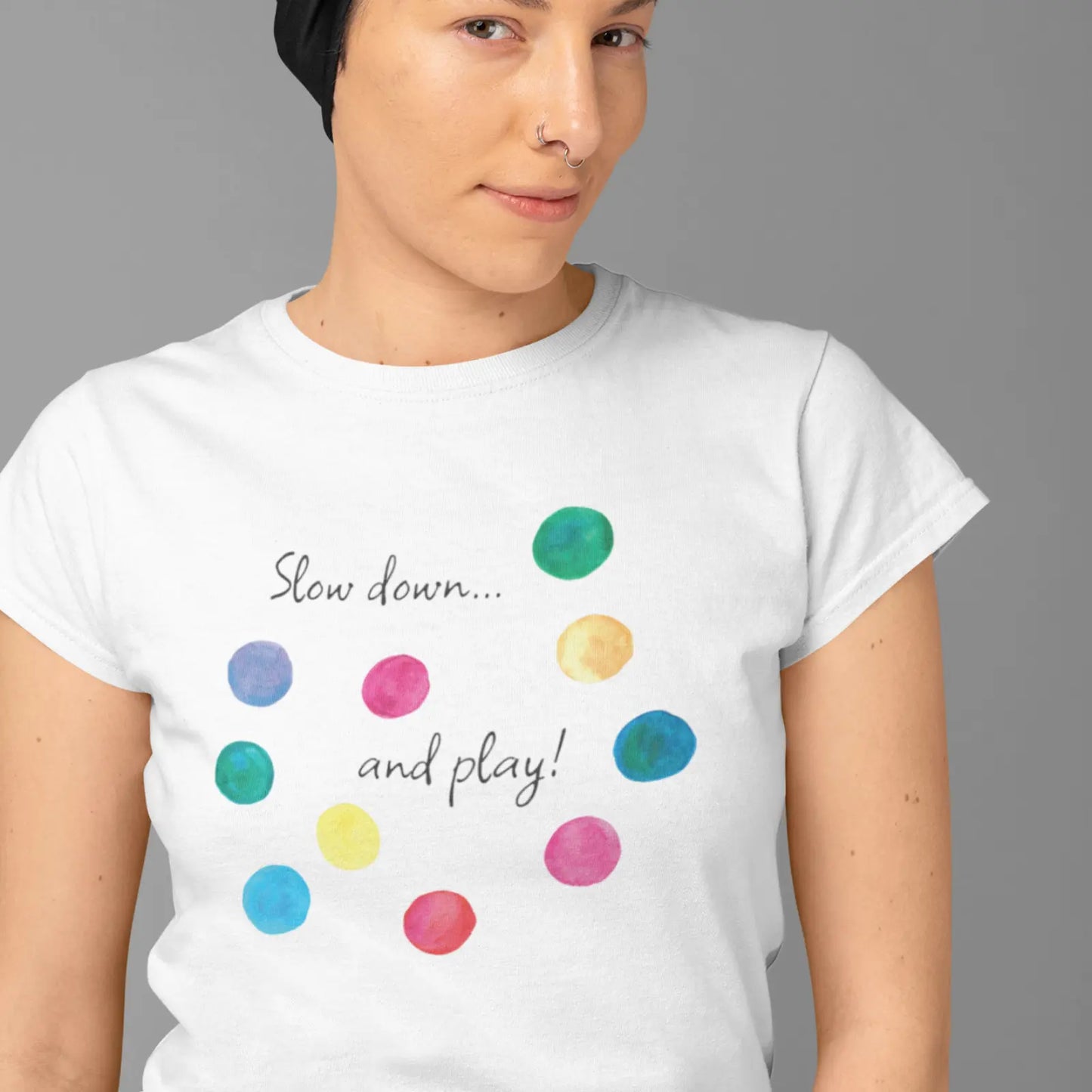 Tričko Slow down and play s puntíky malba Iva Kočíková