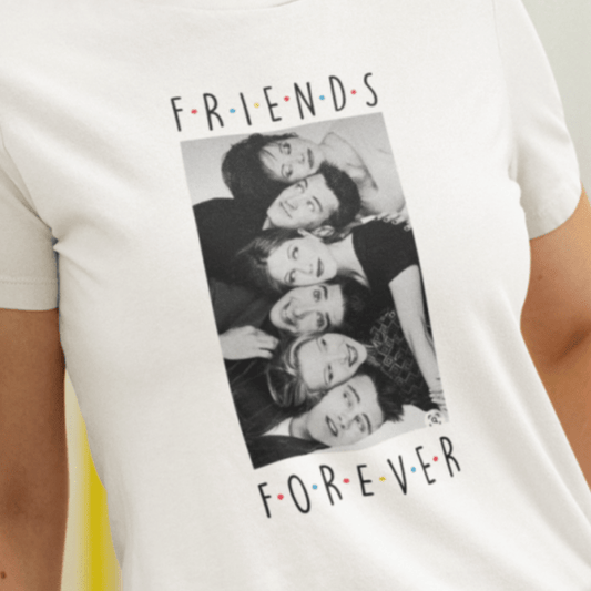Žena v bílém tričku pro fanoušky seriálu Přátelé - Friends forever