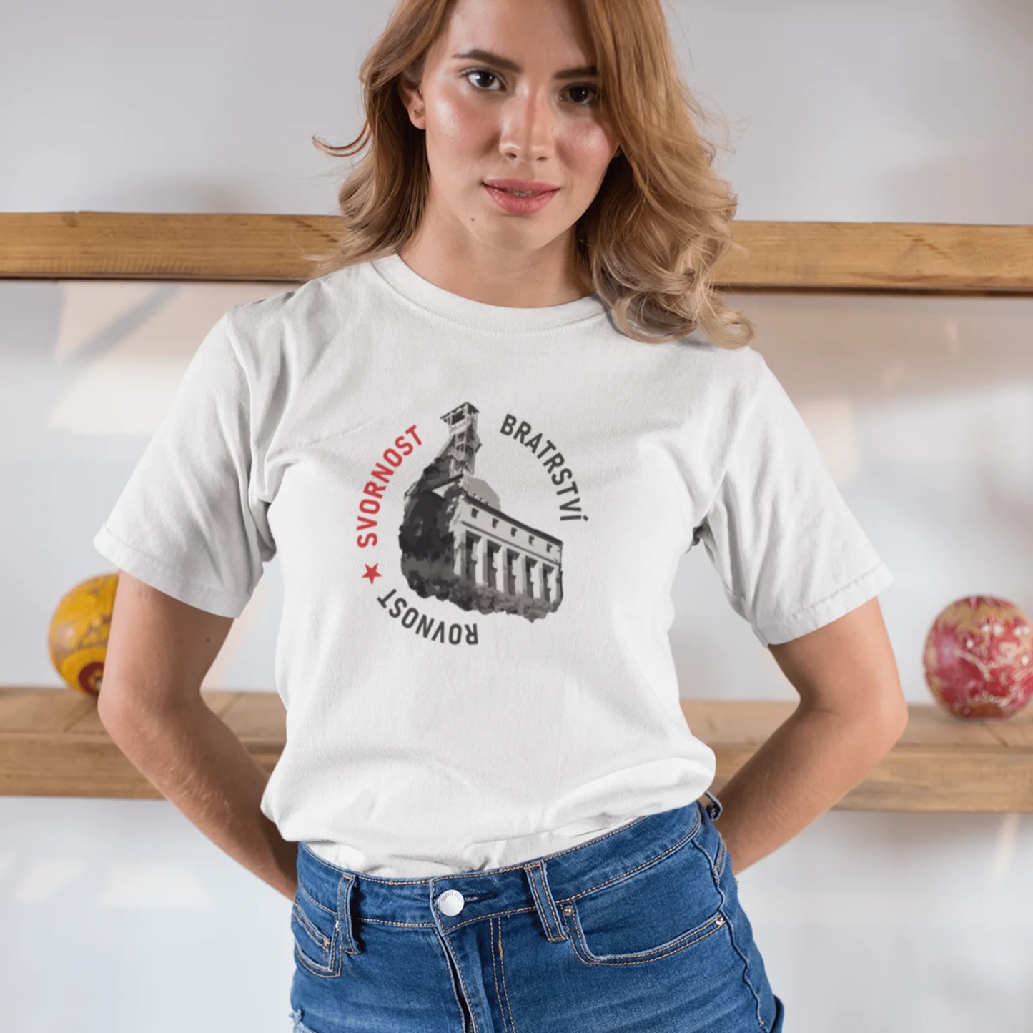 Žena v bílém tričku s nápisem rovnost, svornost, bratrství