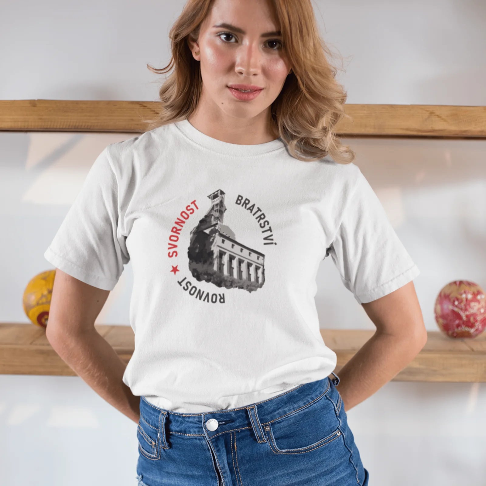 Žena v bílém tričku s nápisem rovnost, svornost, bratrství