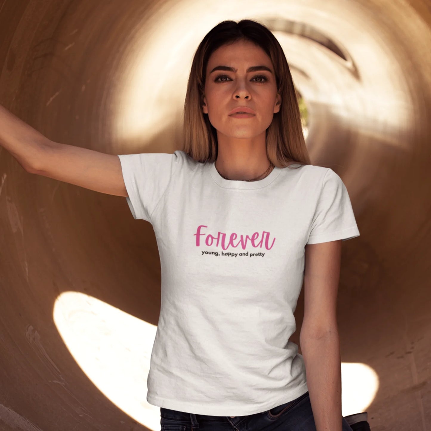 Žena v bílém tričku s nápisem Forever Young, Happy & Pretty – věčně mladá a krásná!